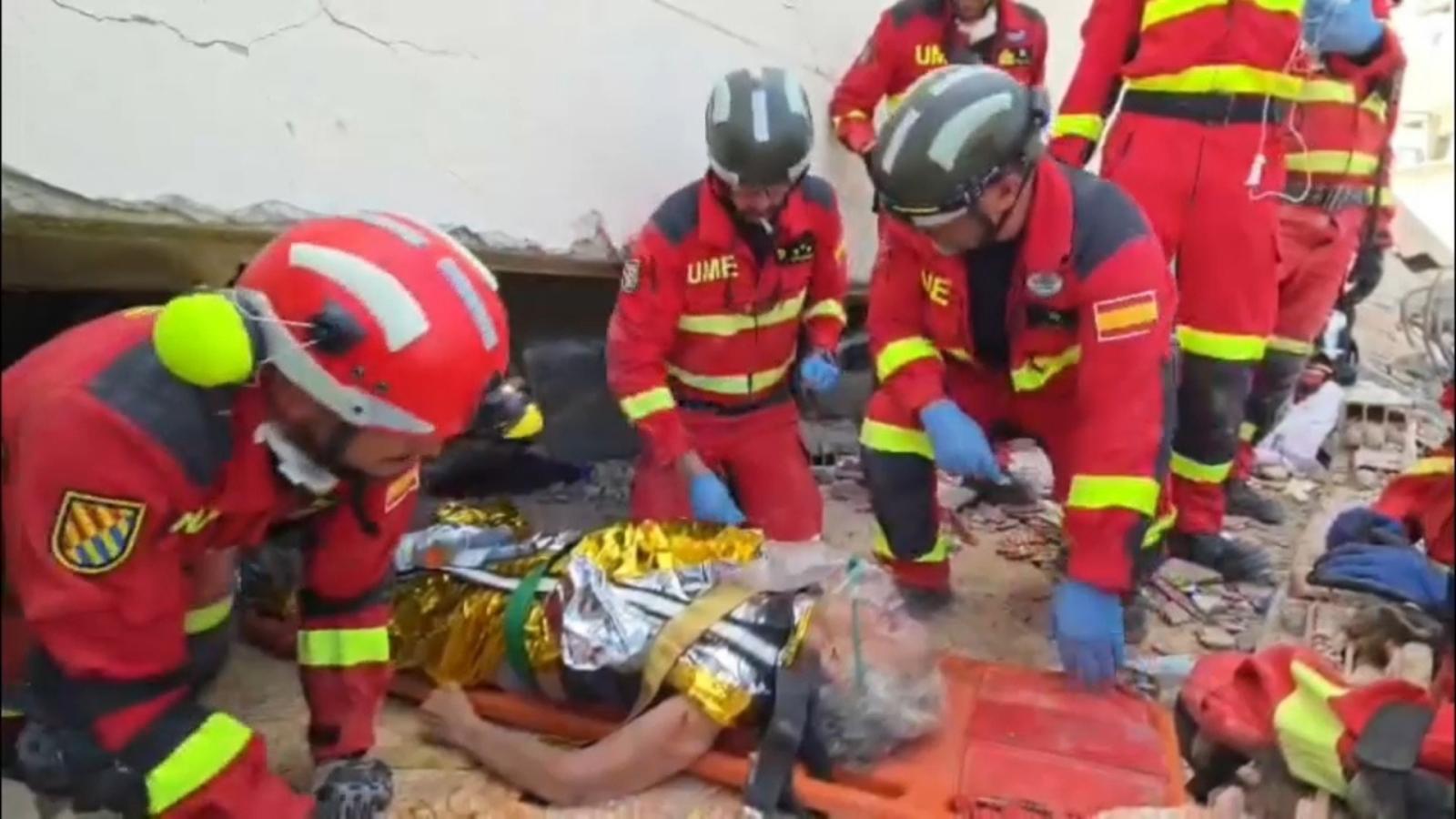 rescate de una persona con vida por parte de la UME, tras permanecer casi 72 horas atrapada en los escombros.