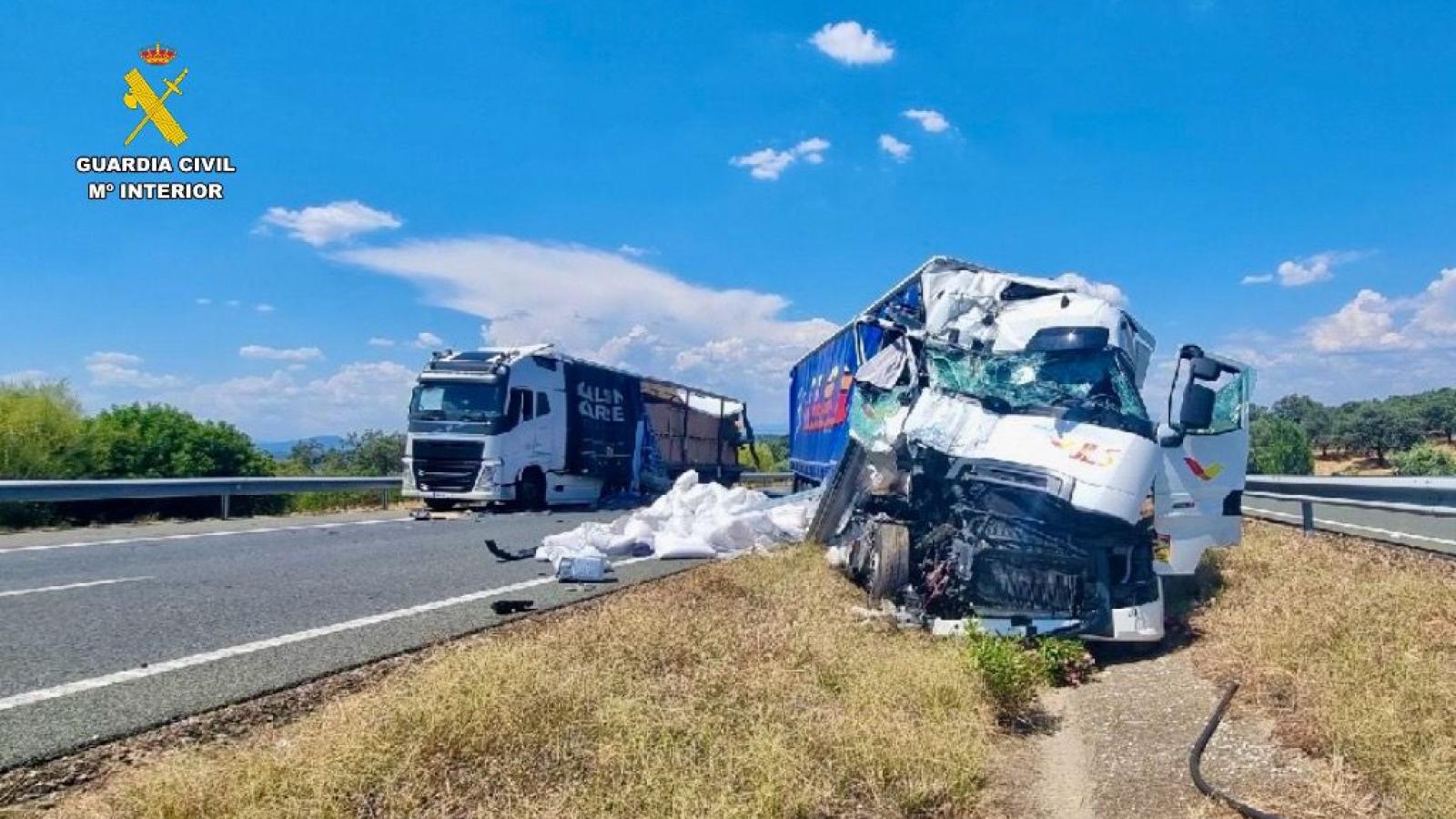 Accidente de tráfico tras la colisión de dos vehículos articulados 