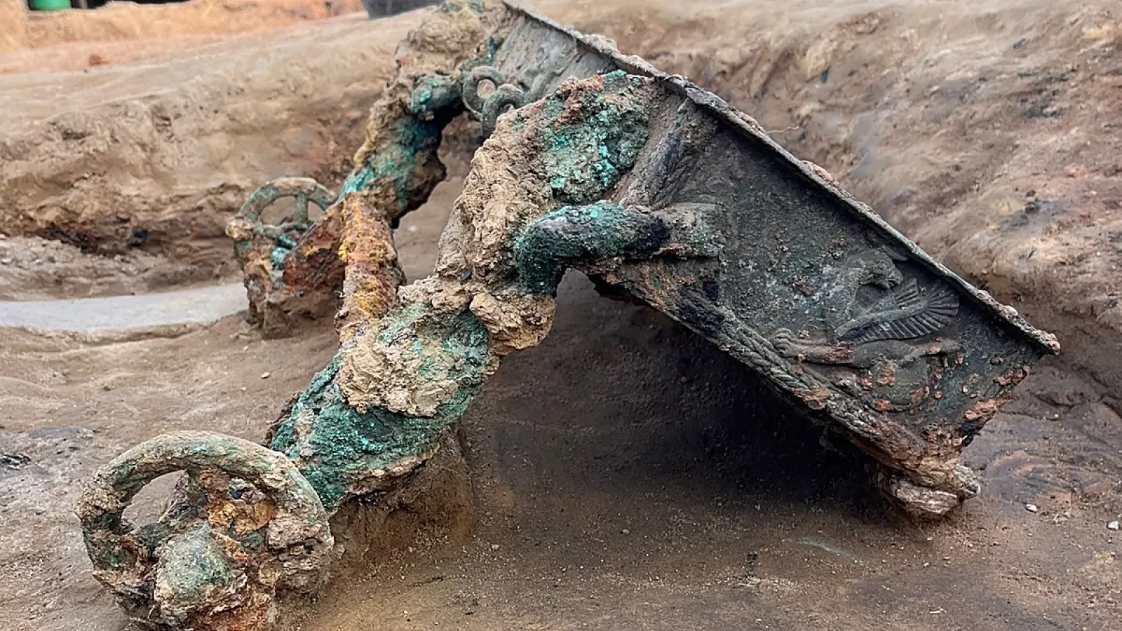Carro votivo de bronce hallado en Casas del Turuñuelo