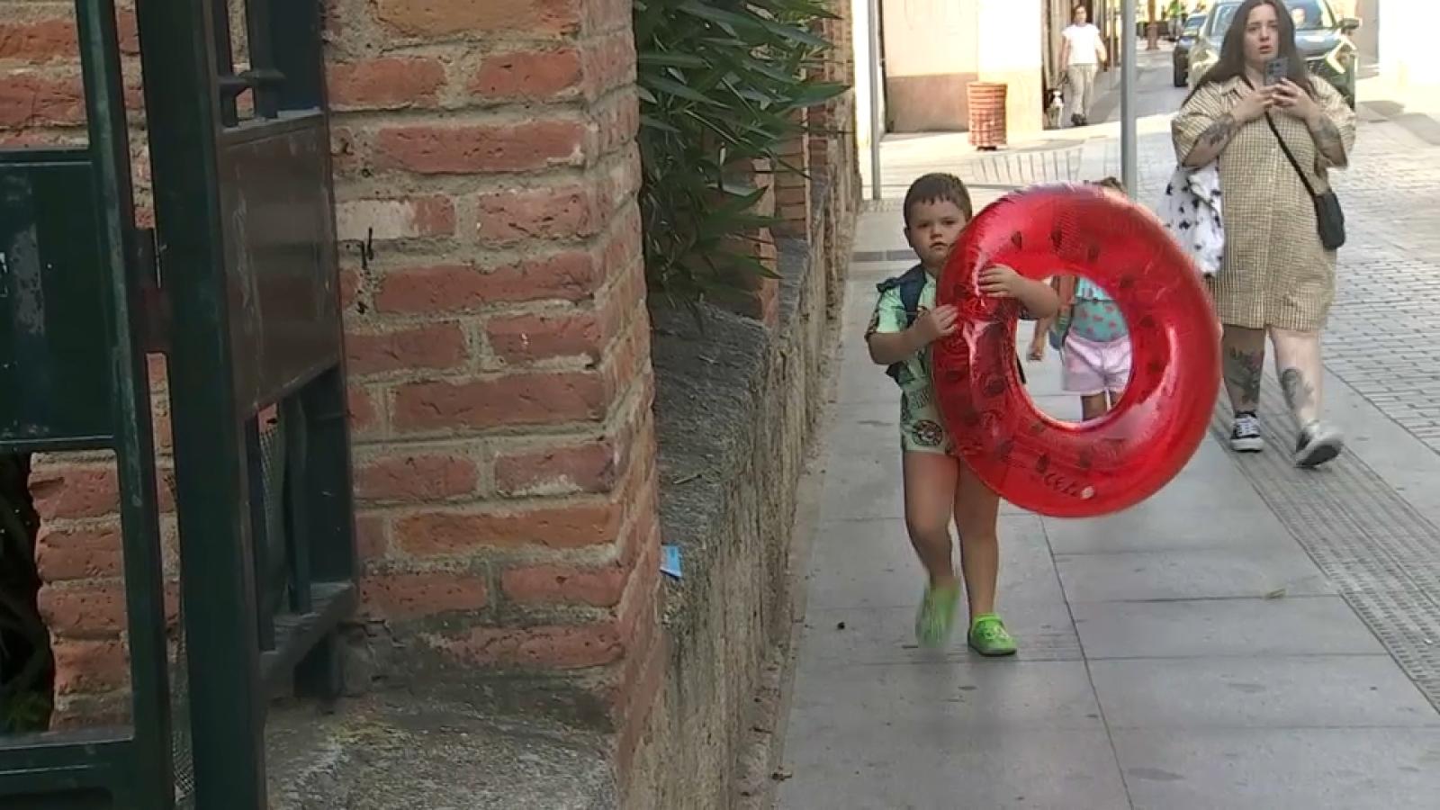 Niño con un flotador el último día de clases