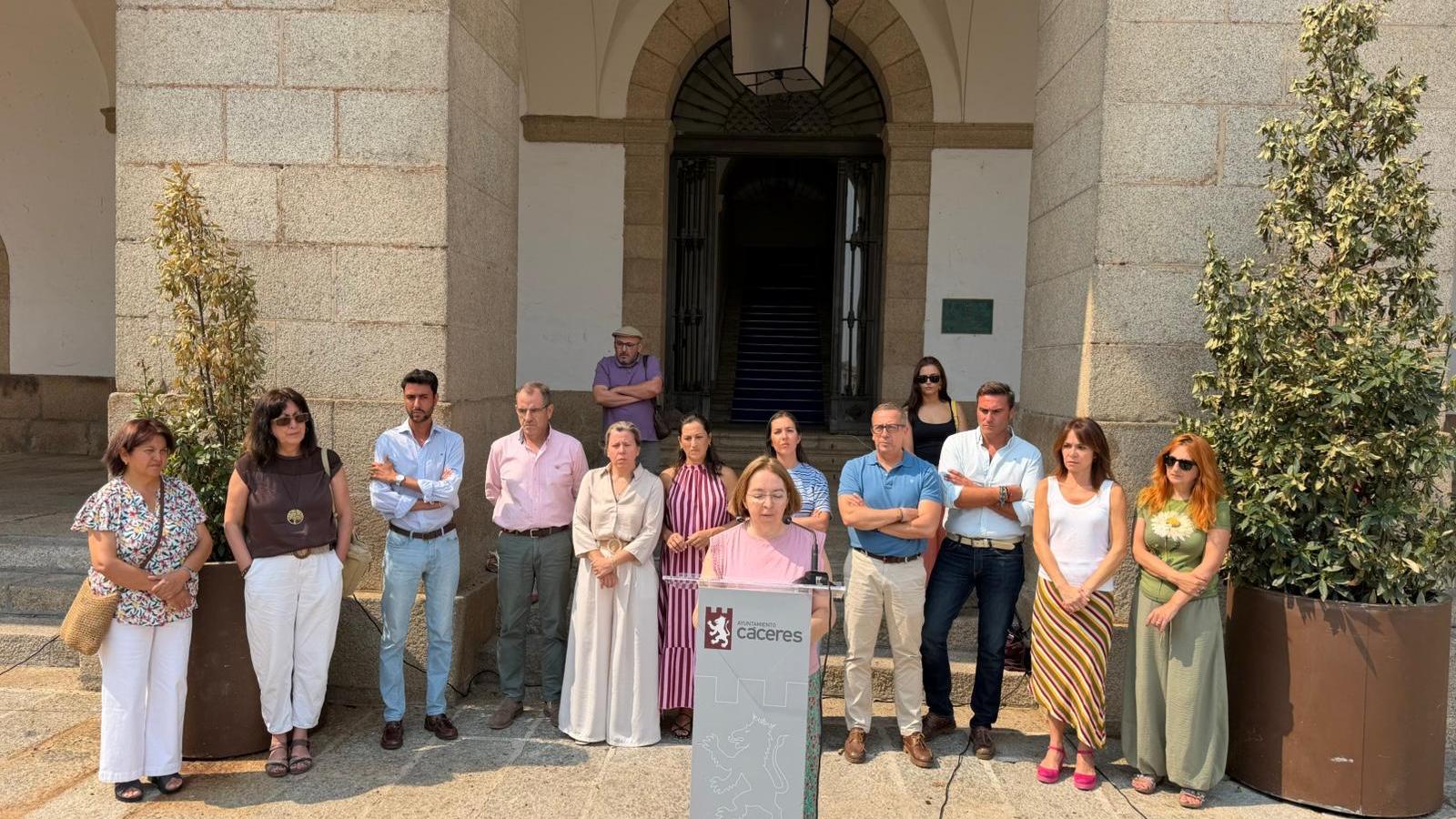 Cáceres guarda un minuto de silencio en recuerdo de las víctimas de la violencia machista