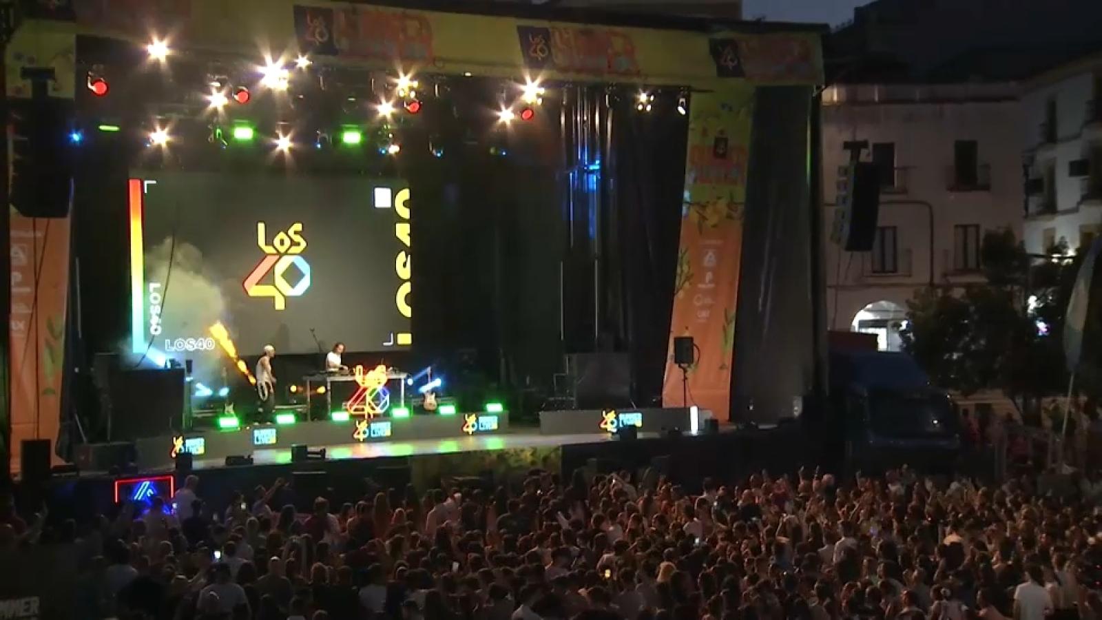 Cáceres vibra con la gira de Los 40 en su Plaza Mayor