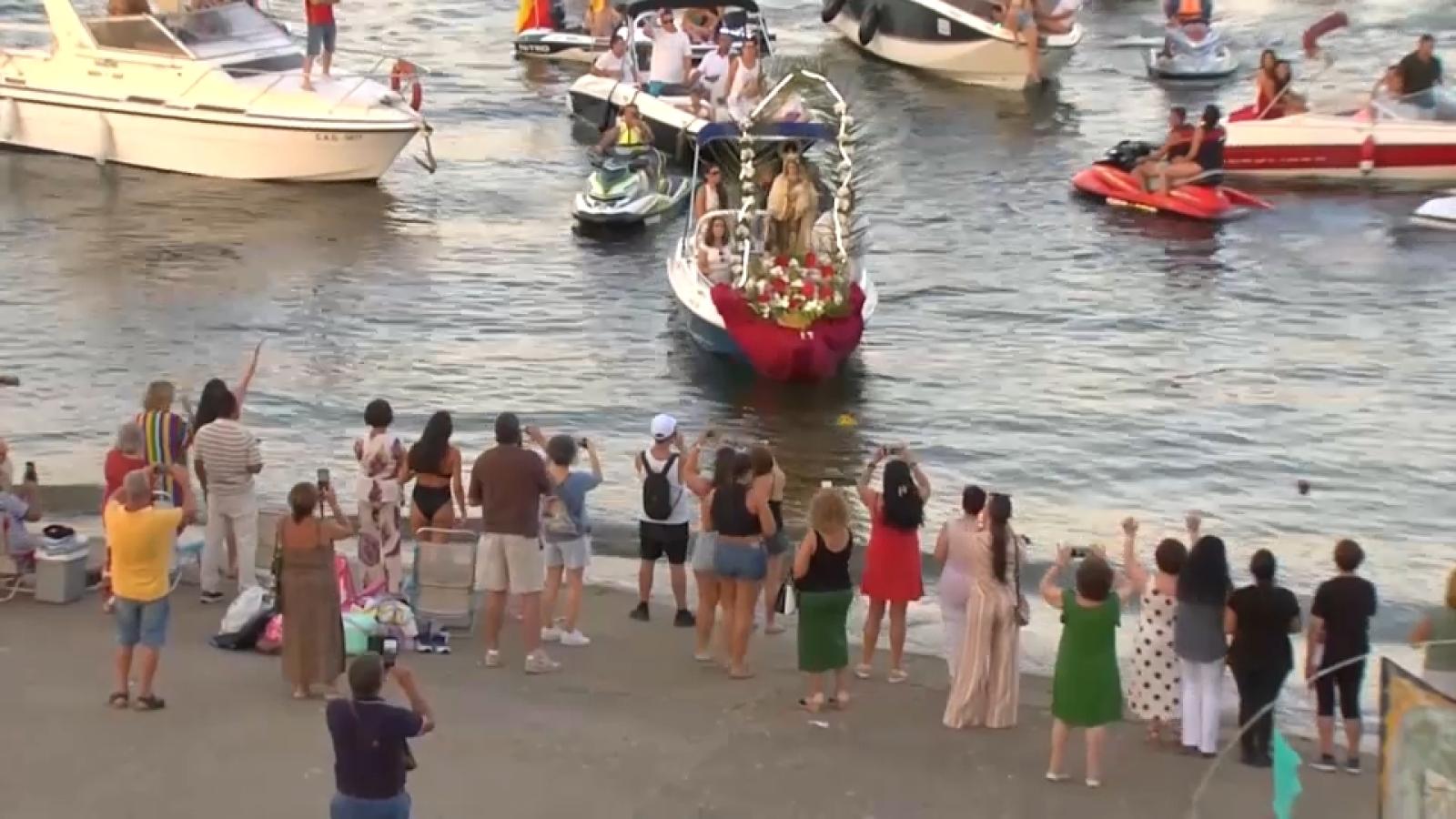 Más de un centenar de embarcaciones acompañan a la Virgen del Carmen en Orellana