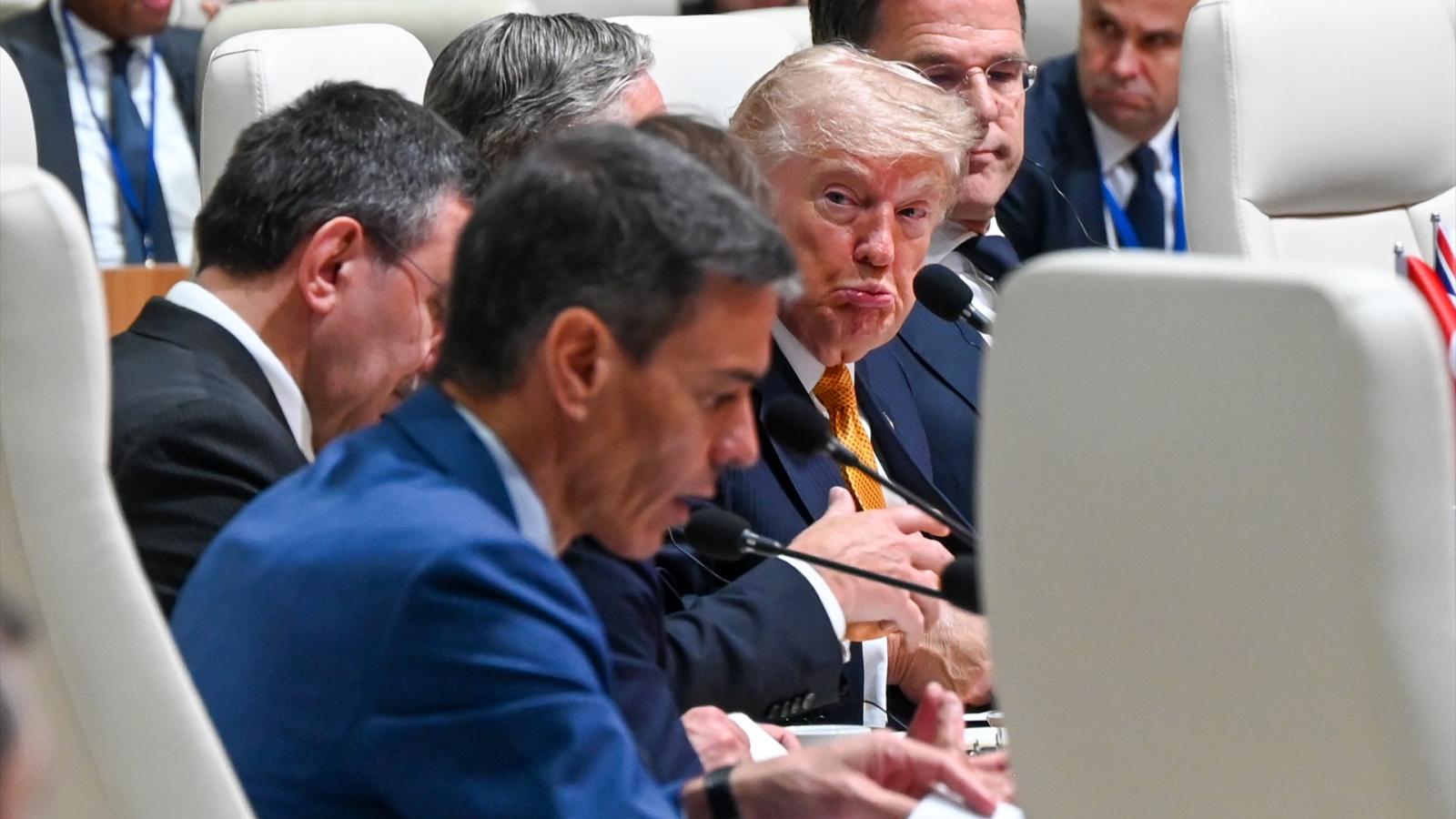 El presidente de Estados Unidos, Donald Trump, observa al presidente del Gobierno español, Pedro Sánchez, durante una sesión de trabajo de la OTAN celebrada en Ankara, Turquía.