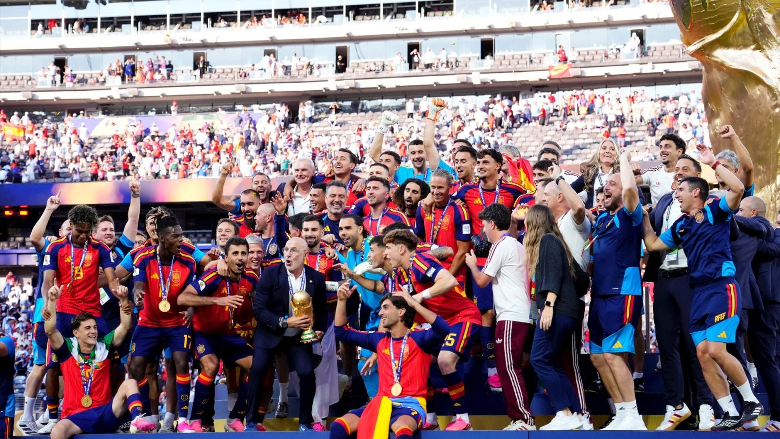 La selección española celebra el triunfo ante Argentina