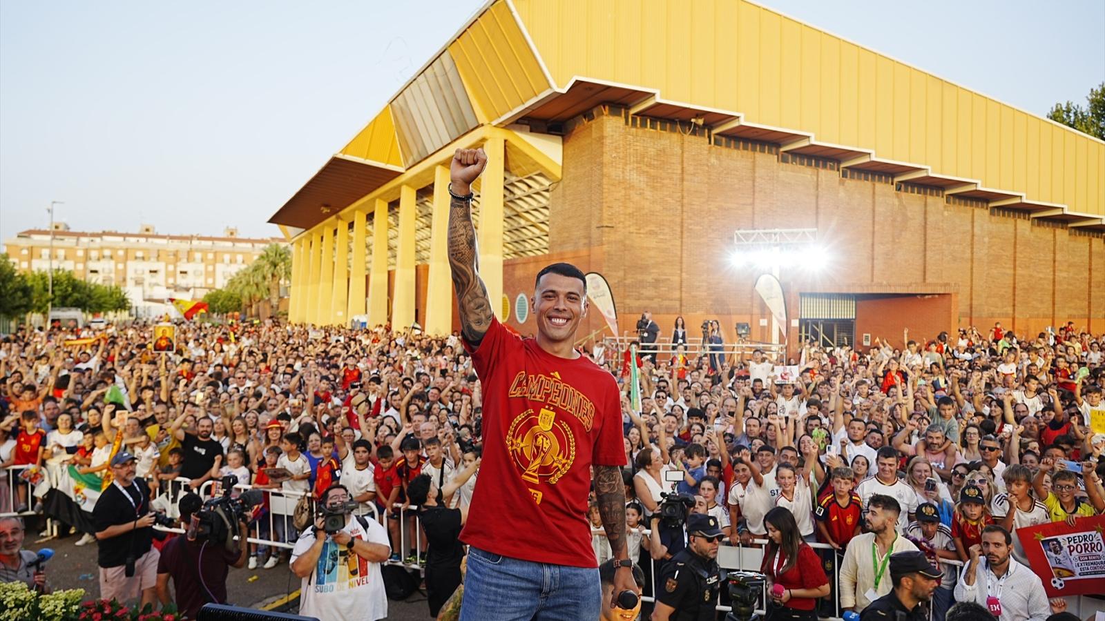 El futbolista español, Pedro Porro, durante el recibimiento por parte del ayuntamiento de Don Benito, a 23 de julio de 2026, en Don Benito, Badajoz, Extremadura