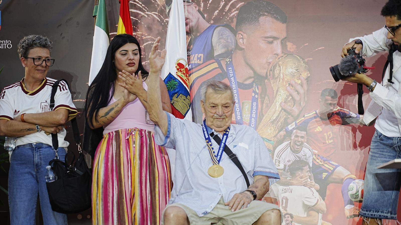 El abuelo del futbolista español, Pedro Porro, durante el recibimiento por parte del ayuntamiento de Don Benito, a 23 de julio de 2026, en Don Benito, Badajoz, Extremadura 