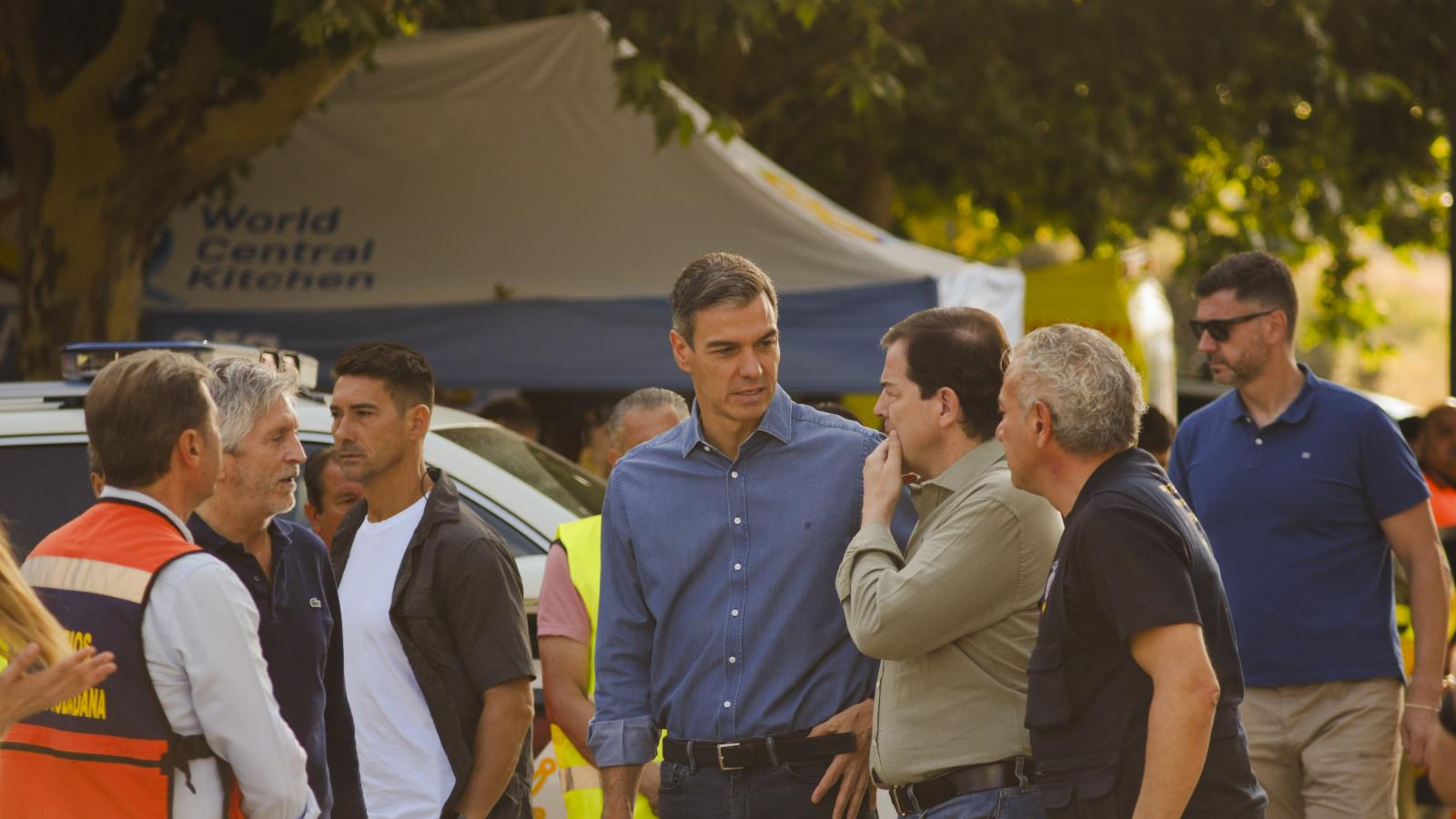 El presidente del Gobierno, Pedro Sánchez, acompañado del presidente de la Junta de Castilla y León, Alfonso Fernández Mañueco