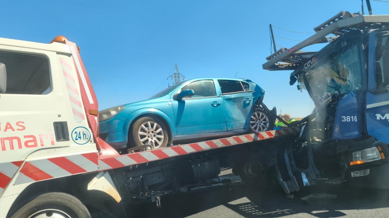 Colisión entre un camión portacoches y una grúa