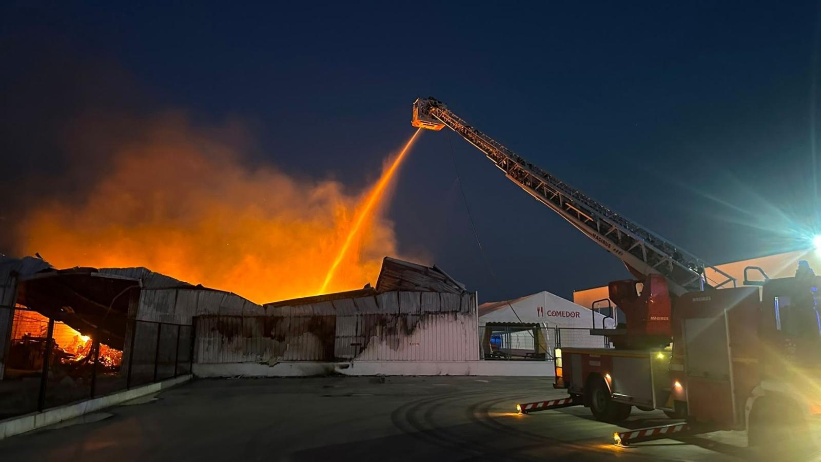 Labores de extinción en una nave de Valdivia