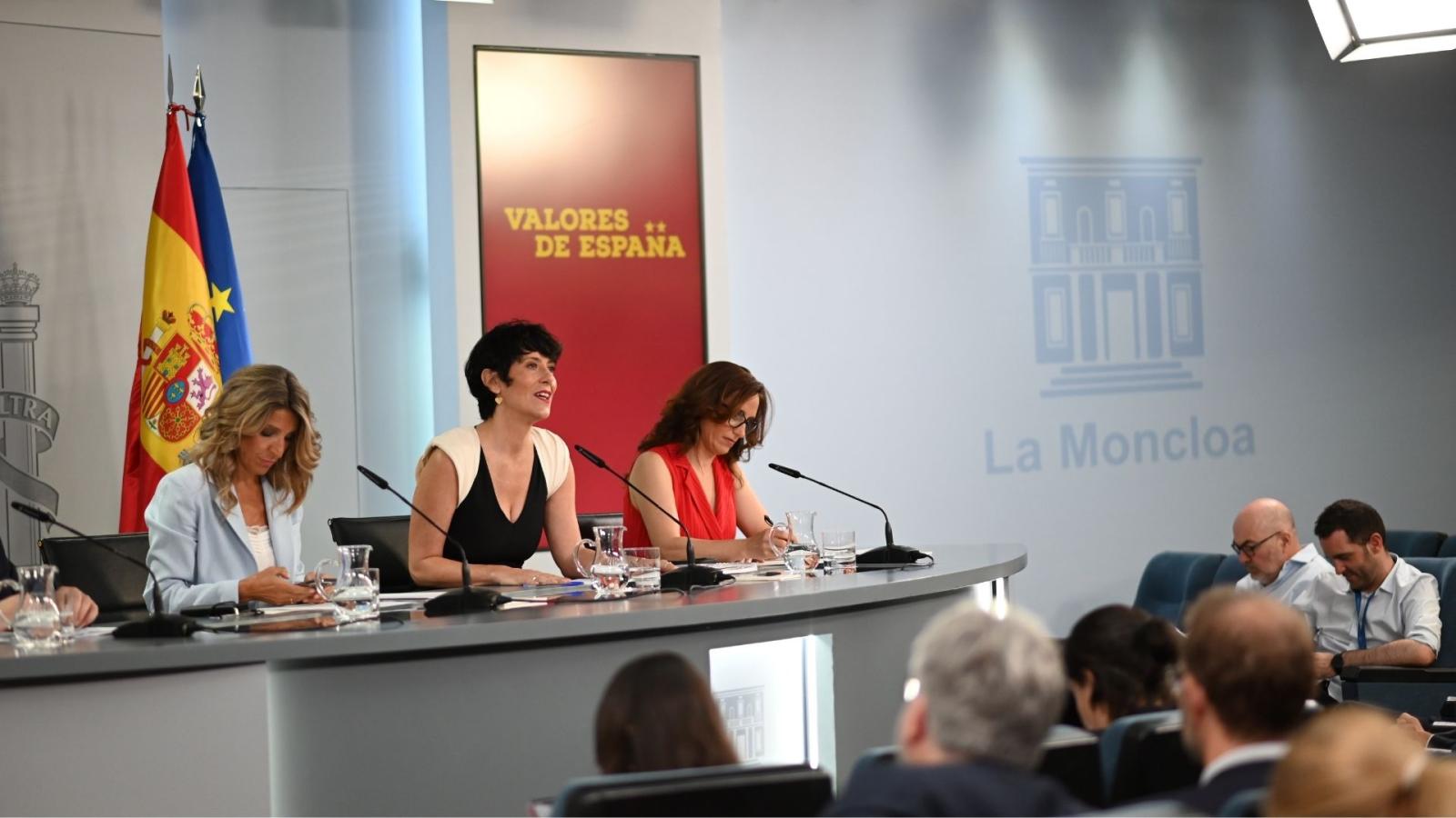 El Gobierno reconoce a las selecciones masculina y femenina con la Placa de Honor de la Orden del Mérito Civil