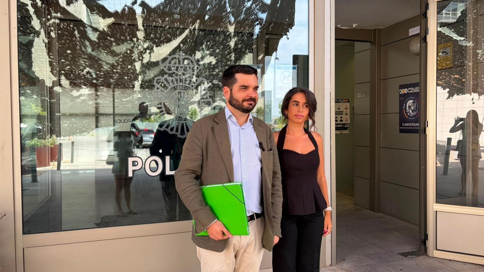 El director general de Servicios Sociales y Familia de la Junta de Extremadura, Eliseo Fernández, tras presentar la denuncia en la Policía nacional