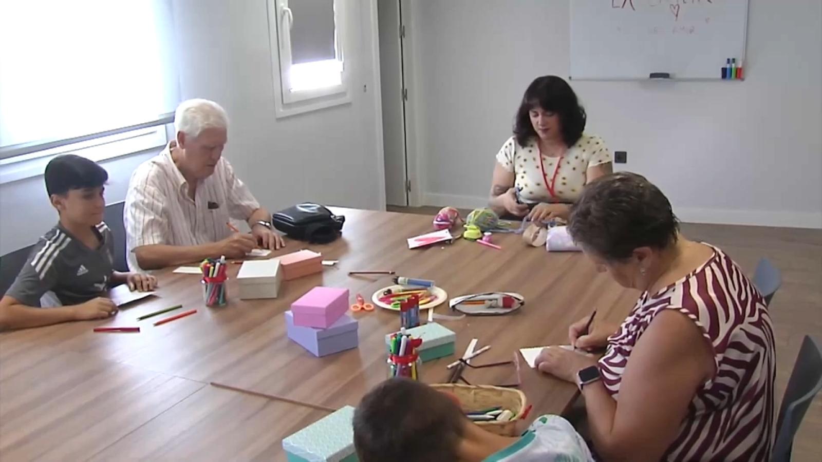 Un taller intergeneracional en Badajoz une a abuelos y nietos