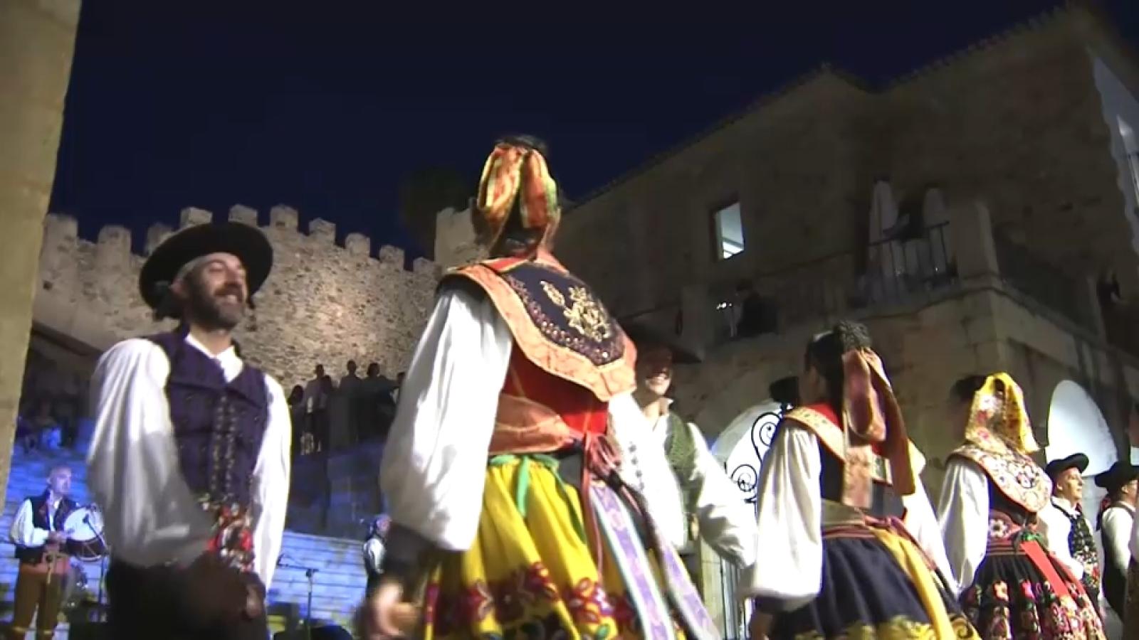 FolkCáceres llena la Plaza Mayor en su clausura