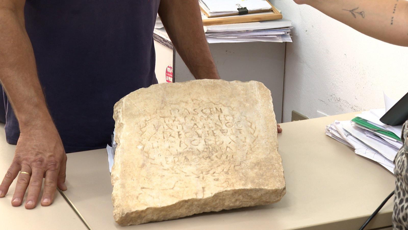 Hallan en Mérida la lápida de una niña de diez años fallecida en el año 519 d.C.