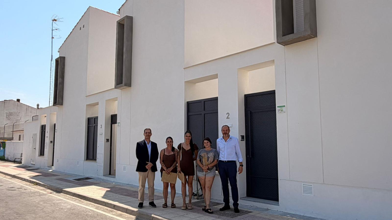 La Junta entrega cuatro viviendas de alquiler social en Robledillo de Trujillo