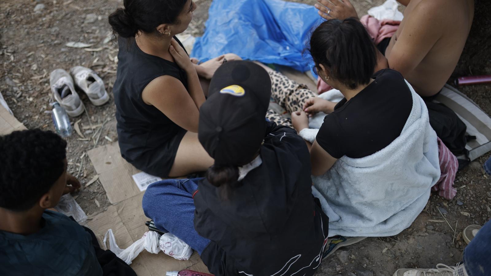 Varias personas a las puertas del Centro de Estancia Temporal de Inmigrantes (CETI), a 2 de agosto de 2026, en Ceuta (España).