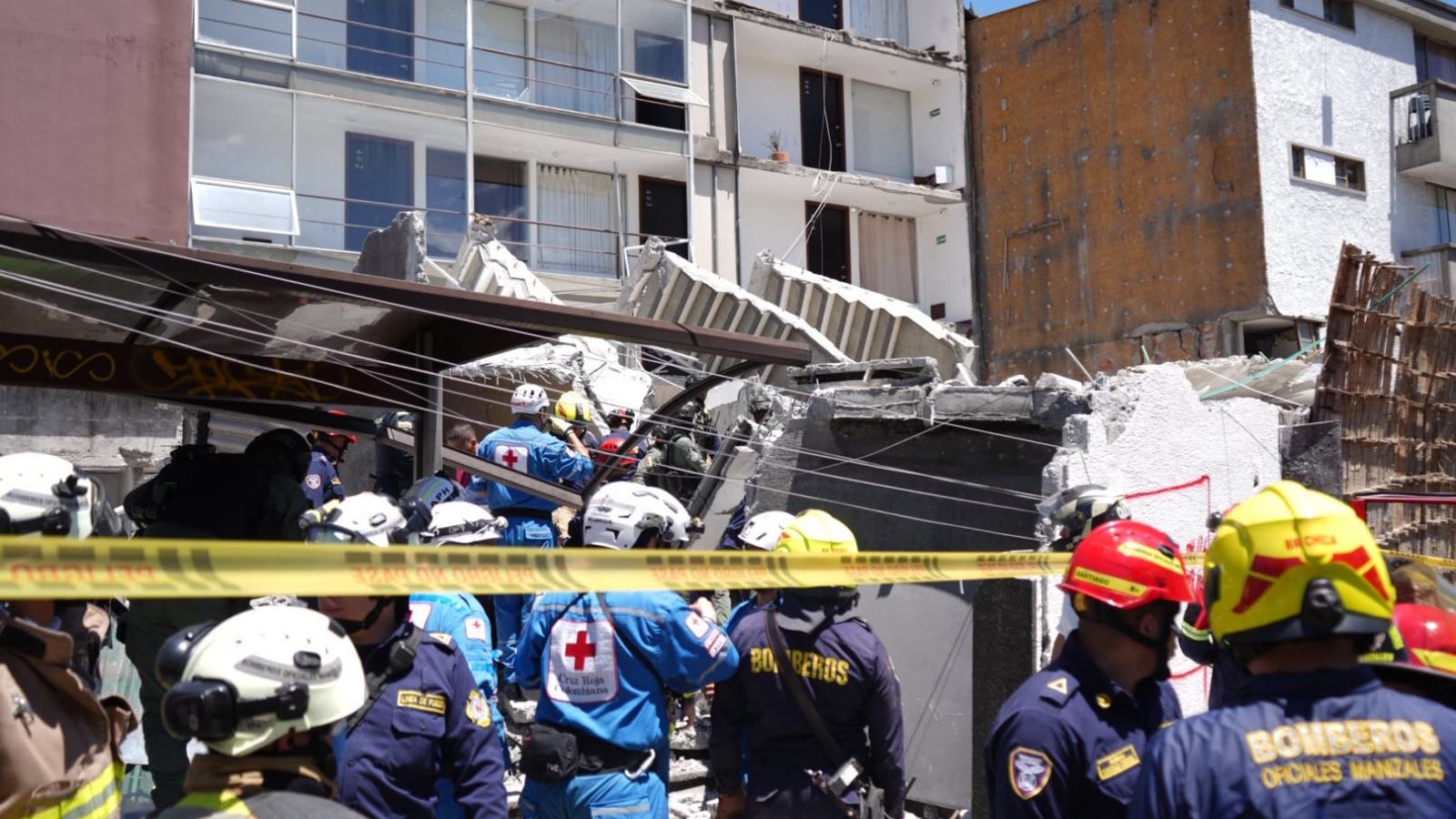 Bomberos y rescatistas tras el terremoto en Colombia