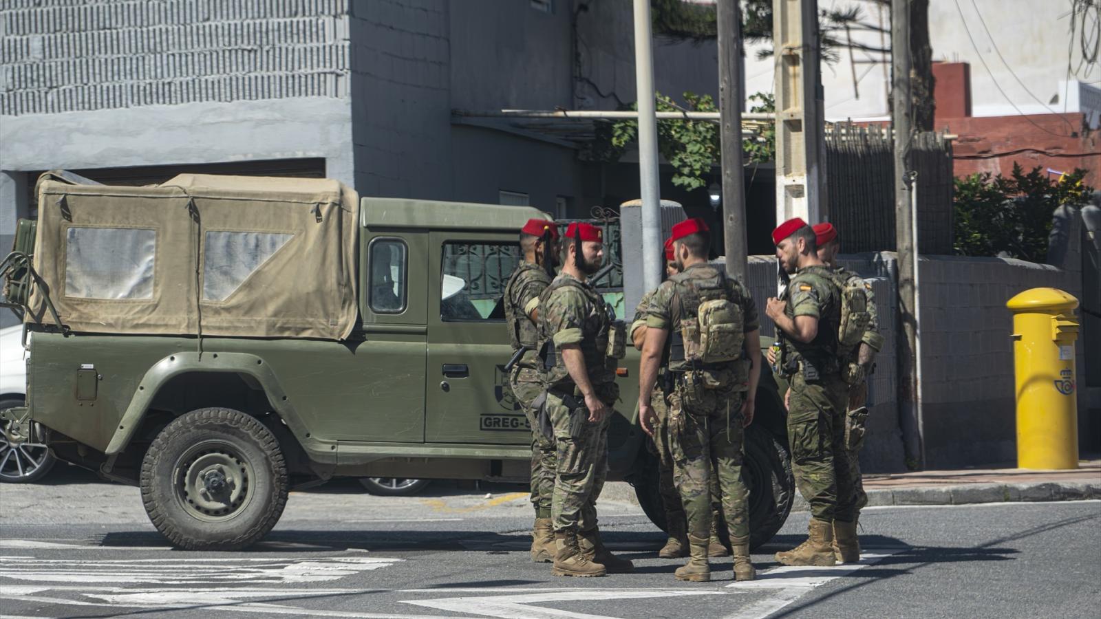 Doce migrantes detenidos tras apedrear y herir a cuatro militares en el barrio ceutí de Benzú