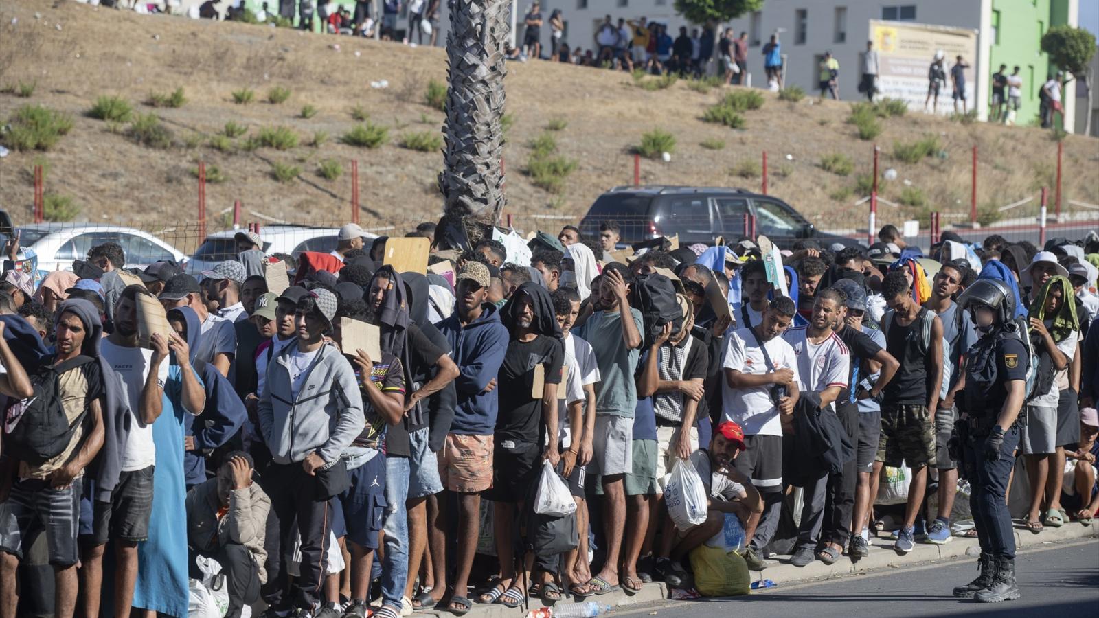 El Gobierno incorpora polideportivos, terrenos y otras infraestructuras para reforzar la respuesta ante la crisis migratoria en la ciudad autónoma
