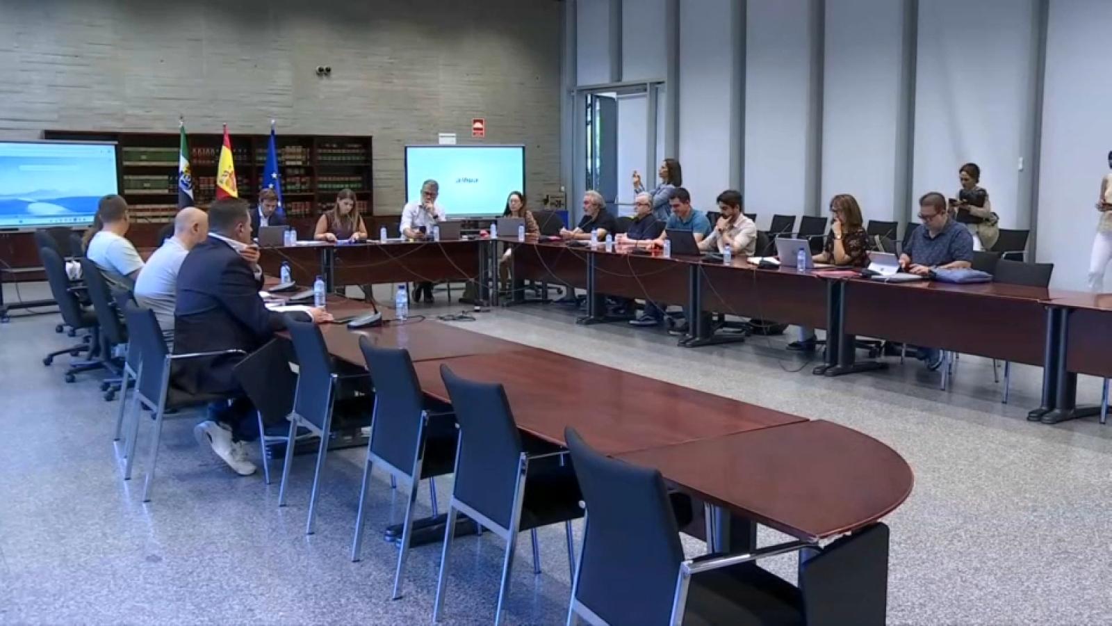 Reunión de la Junta de Extremadura con los sindicatos para negociar la homologación salarial