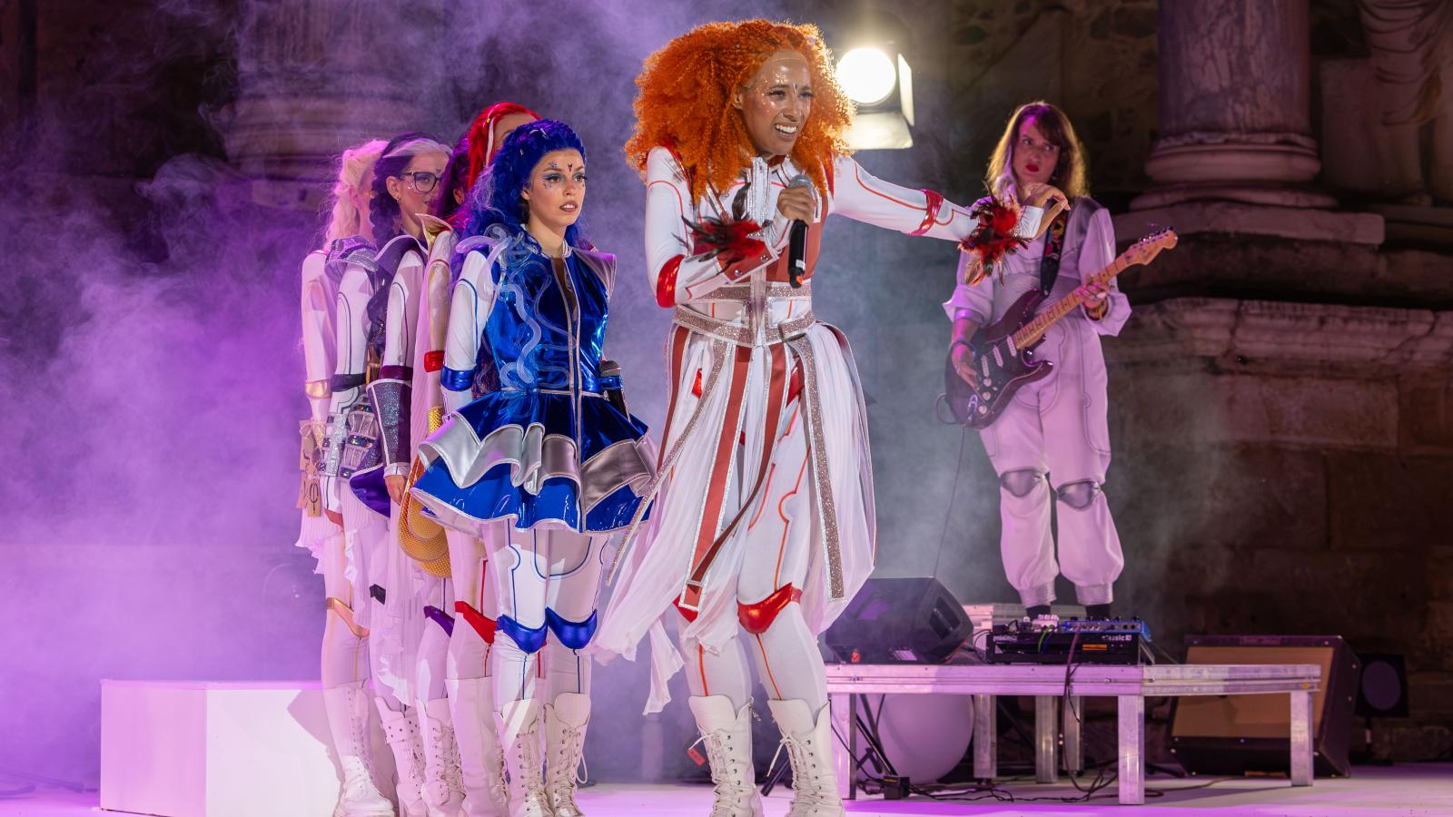 Las musas se reúnen para cuestionar el rumbo de la humanidad en una aventura musical