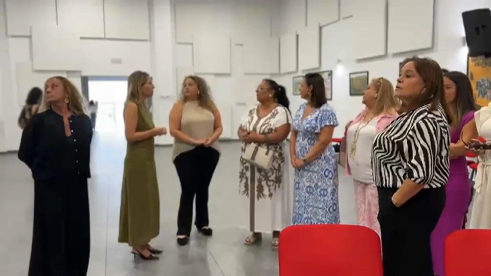 La presidenta de la Junta, María Guardiola, reunida con mujeres gitanas de la federación ‘Kethané Romnia’