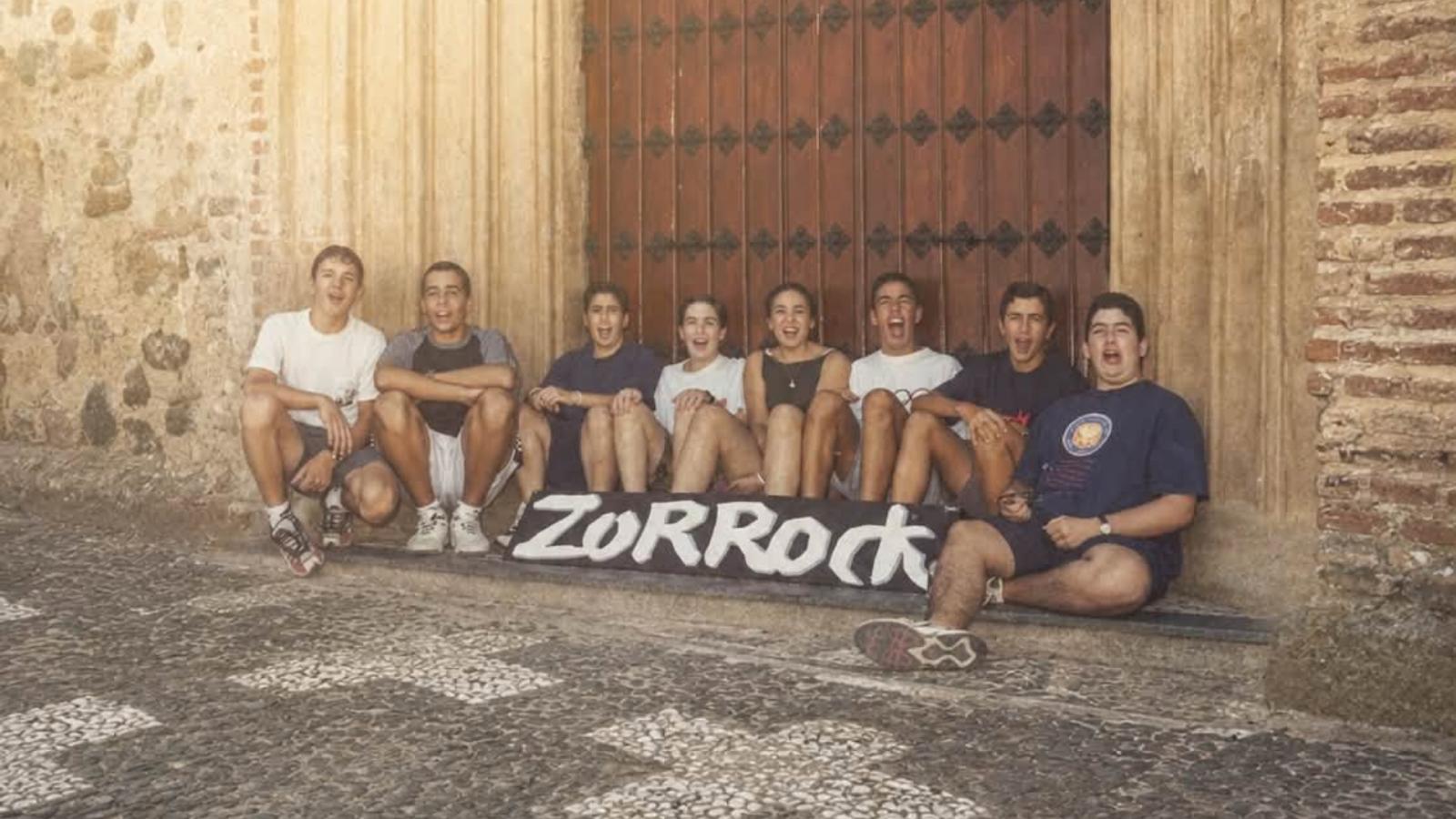 Jóvenes en Puebla de la Reina disfrutando de las primeras ediciones del Zorrock