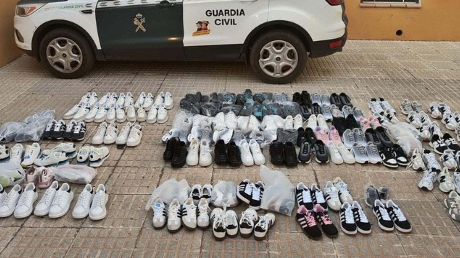 Guardia Civil interviene más de 100 pares de zapatillas falsificadas en Almendralejo.