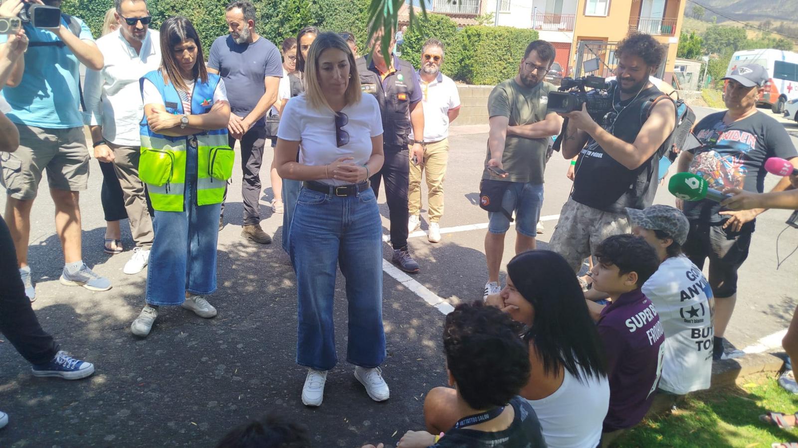 María Guardiola escucha las quejas de los vecinos evacuados por el incendio de Las Hurdes