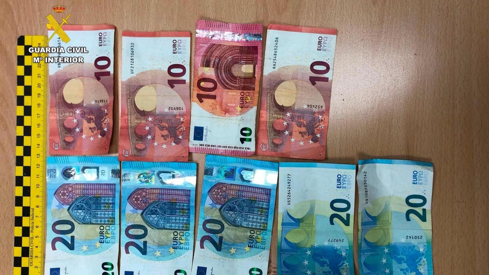 Dinero incautado por la Guardia Civil tras el esclarecimiento de un robo en un establecimiento de Navalmoral de la Mata. 