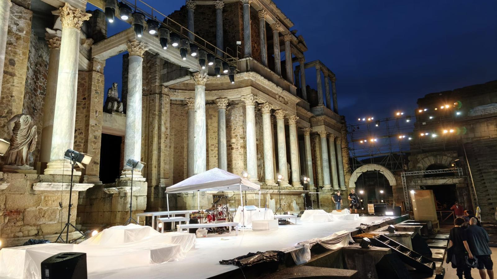 Plásticos y cenador instalados en el escenario del Teatro Romano para proteger los equipos de la lluvia. 