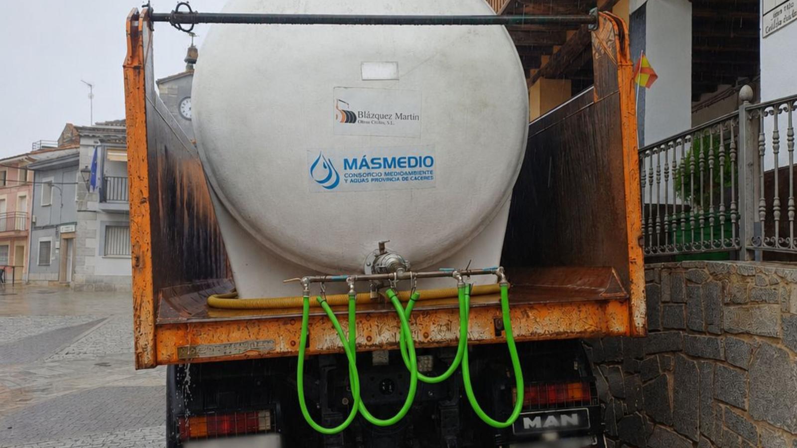 Cisternas de MasMedio para el suministro de agua potable en Robledillo de la Vera.