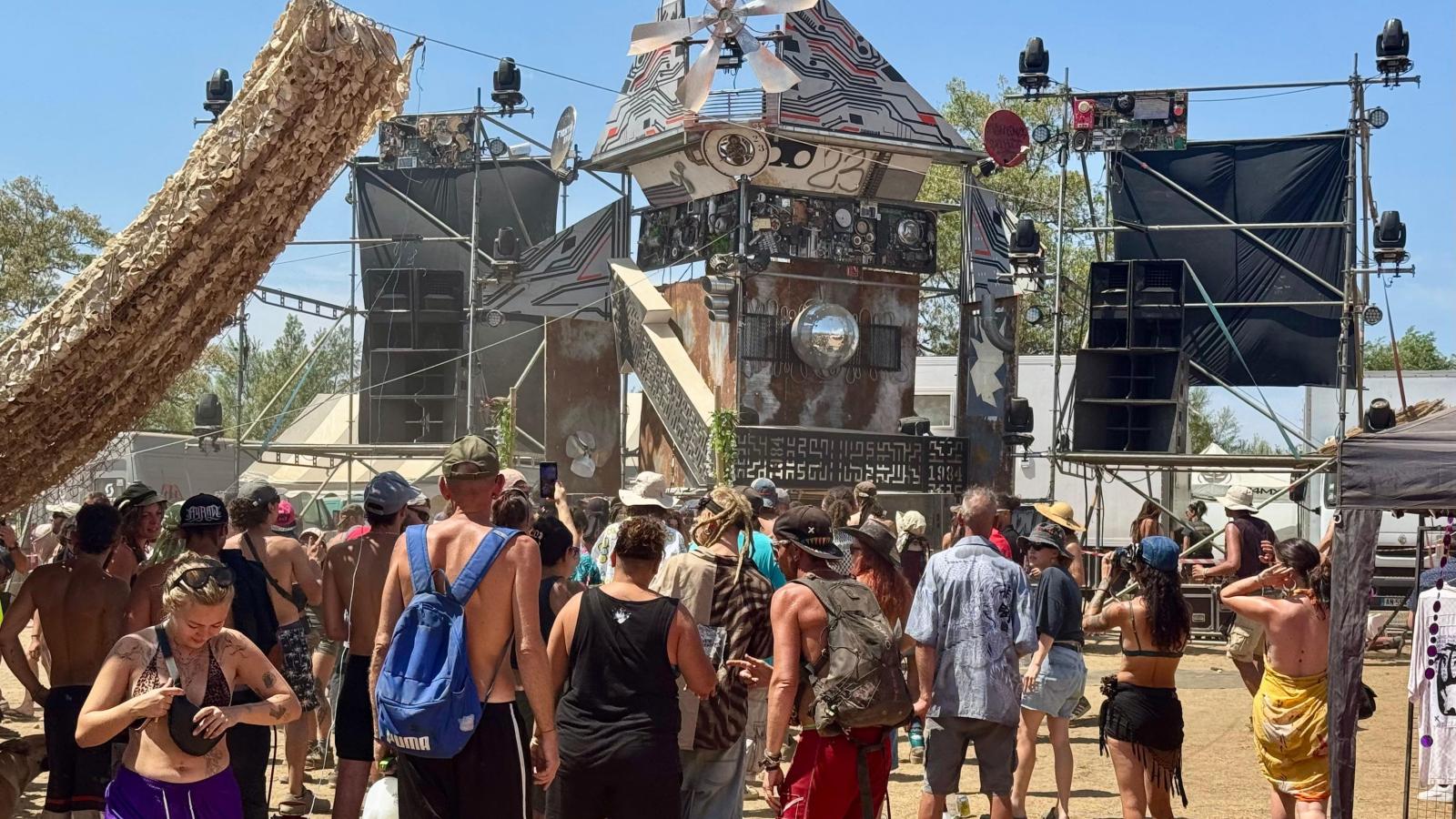 Rave o fiesta ilegal en La Granja (Cáceres)