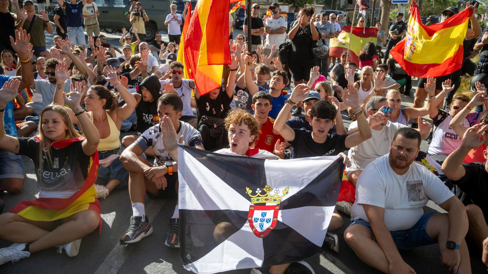 Varias personas durante una manifestación para protestar por la situación provocada por la llegada masiva de migrantes, a 27 de agosto de 2026, en Ceuta (España).