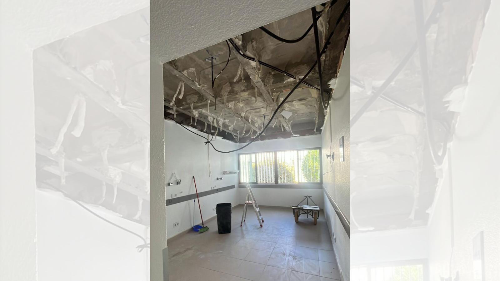 Habitación del Hospital Don Benito-Villanueva con el techo desprendido