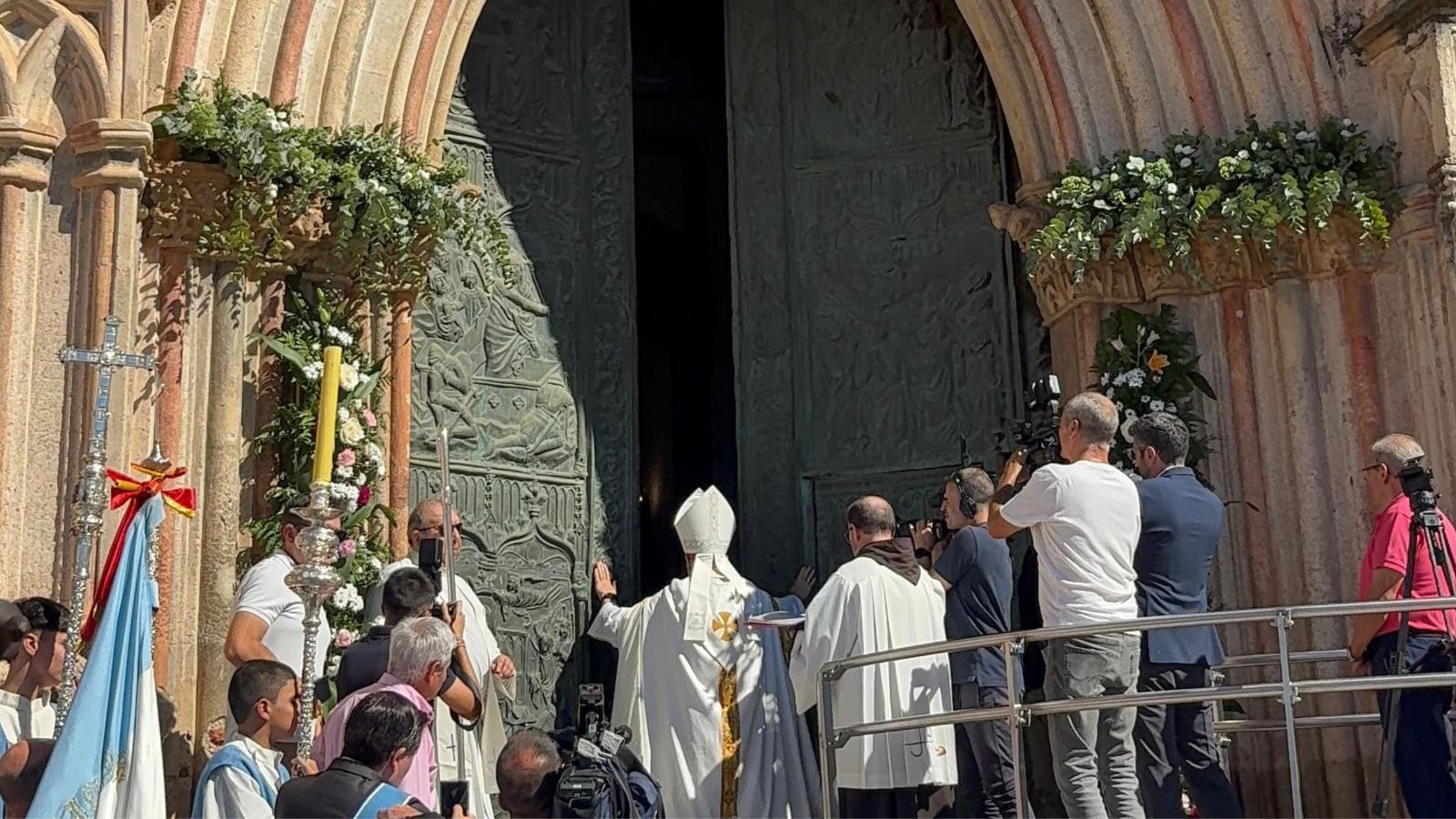 Monseñor Francisco Cerro, arzobispo de Toledo, abriendo la Puerta Santa que inaugura el Año Jubilar Guadalupense.