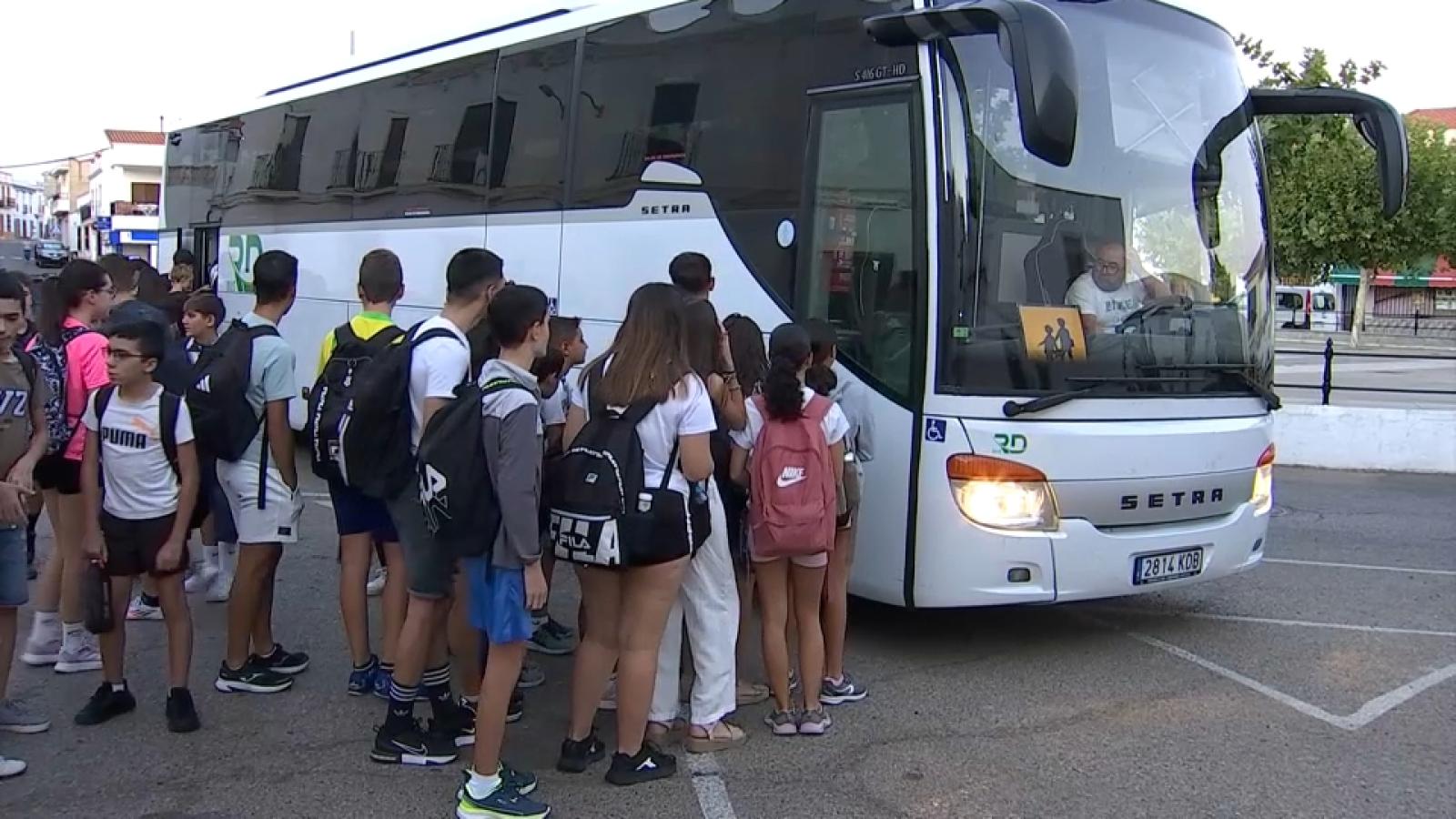 Escolares subiendo a un autobús en una imagen de archivo