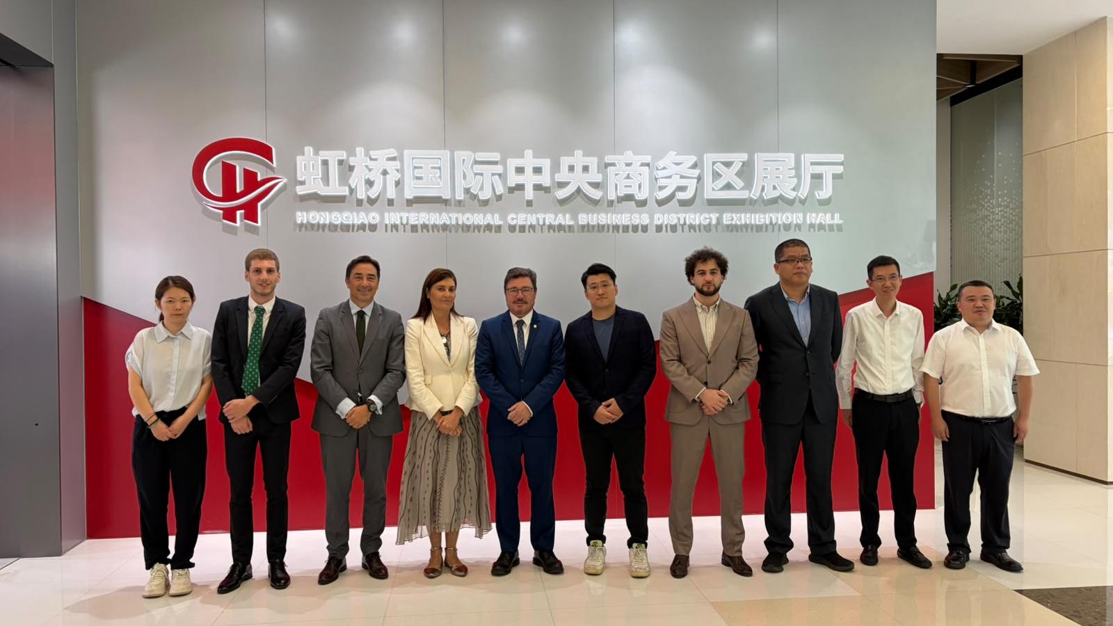 Santamaría presenta en Shanghái las oportunidades de inversión de Extremadura y firma el MOU con Shanghai Hongqiao International Central Business District