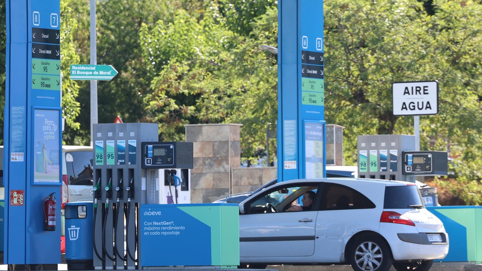 La rebaja fiscal del gasóleo subirá a 20 céntimos desde este martes tras dispararse su precio más de un 15%