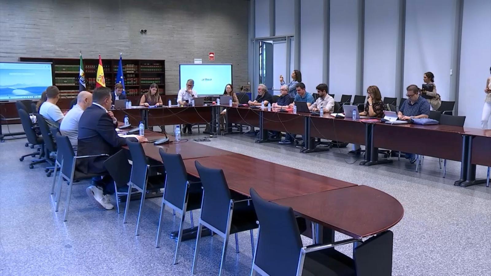 Reunión entre la Junta y los sindicatos por la homologación salarial de los docentes