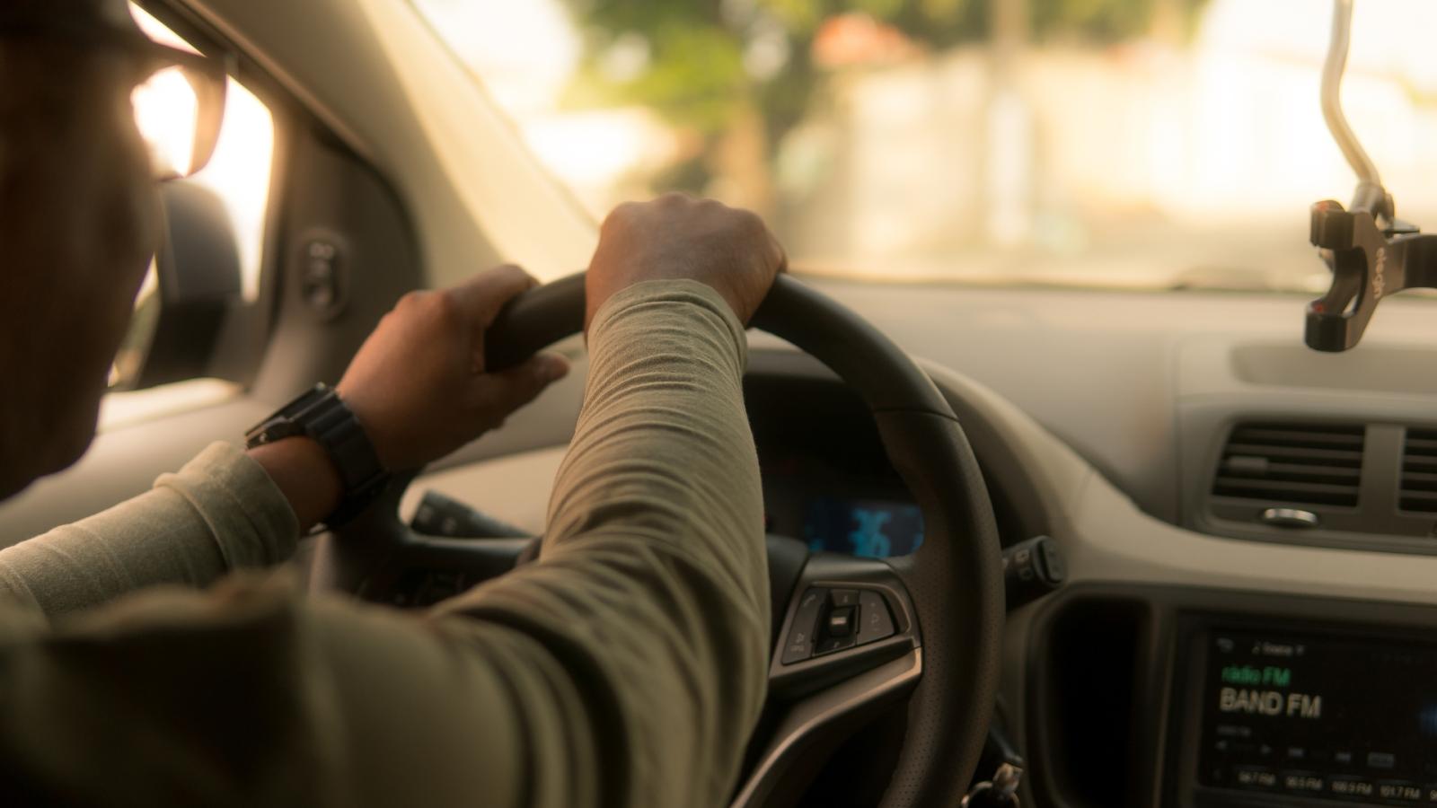 Joven en su coche circulando