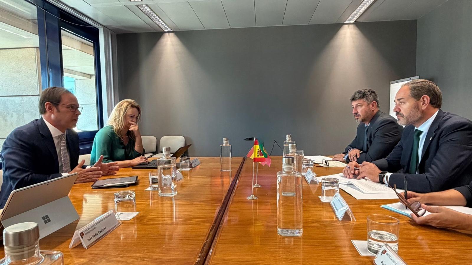 El consejero de Infraestructuras, Transporte y Vivienda, Francisco José Ramírez, reunido en Lisboa con el secretario de Estado de Infraestructuras del Gobierno portugués, Hugo Espírito Santo
