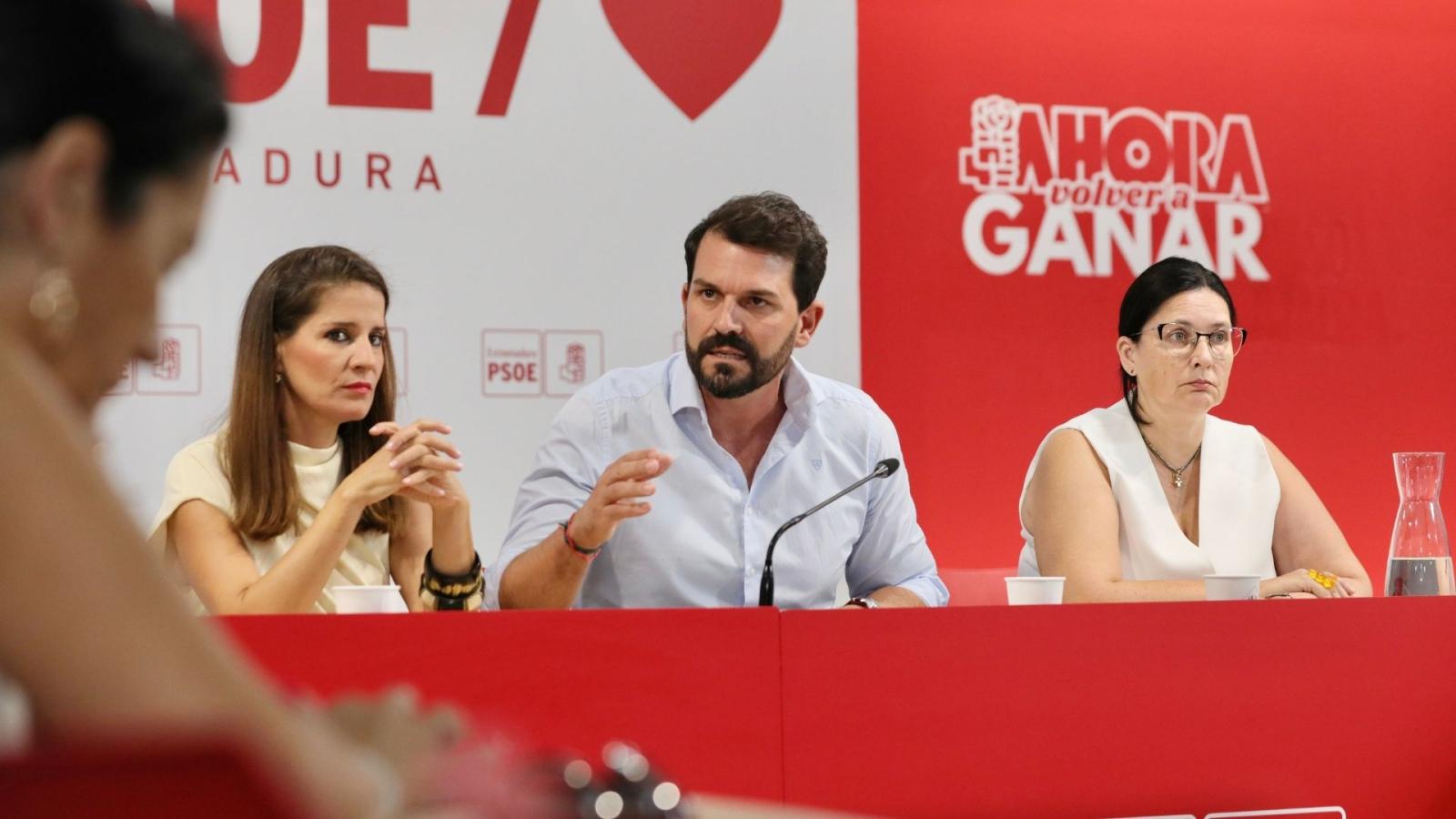 El secretario general del PSOE de Extremadura, Álvaro Sánchez Cotrina, en rueda de prensa este jueves en Mérida