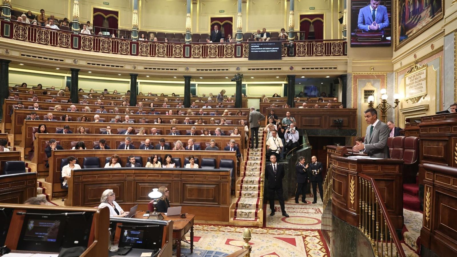 El presidente del Gobierno, Pedro Sánchez, comparece durante una sesión plenaria en el Congreso de los Diputados