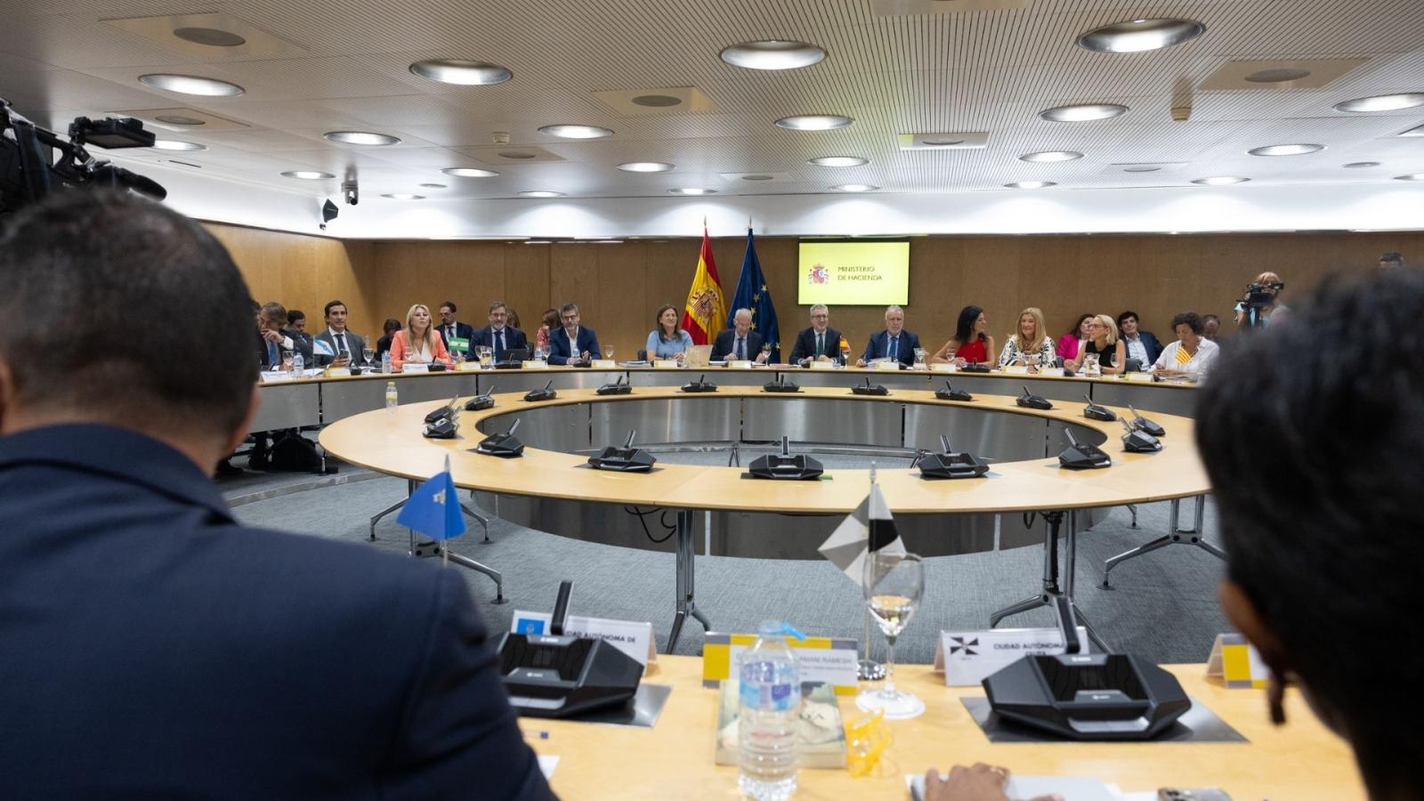 El ministro de Hacienda, Arcadi España, y el ministro de Política Territorial y Memoria Democrática, Ángel Víctor Torres, durante el Consejo de Política Fiscal y Financiera