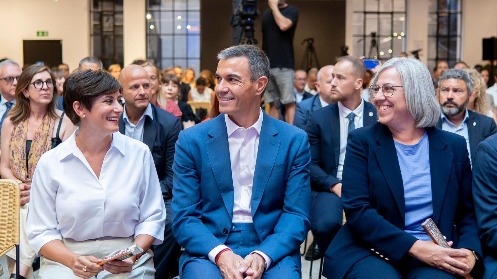 El presidente del Gobierno, Pedro Sánchez, acompañado por la ministra de vivienda, Isabel Rodríguez, clausura el acto ‘Más vivienda pública, más vivienda asequible’