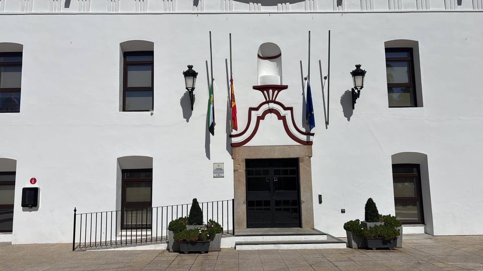 Banderas a media asta en el Ayuntamiento de Jerez de los Caballeros