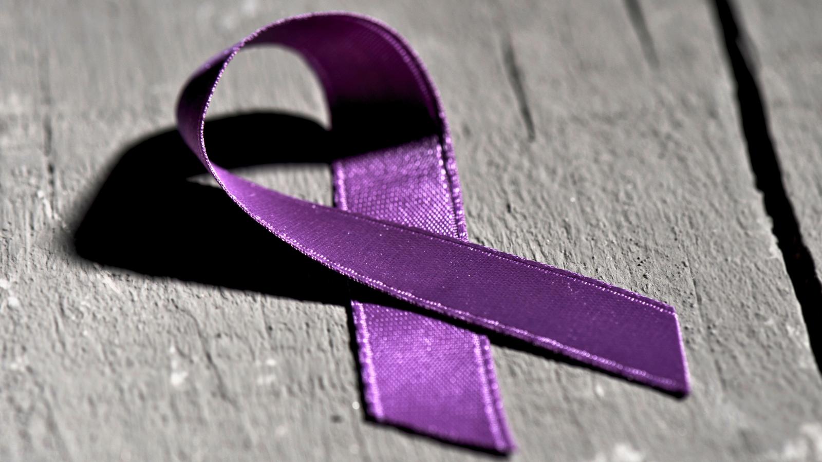 Lazo violeta que simboliza la lucha contra la violencia de género.