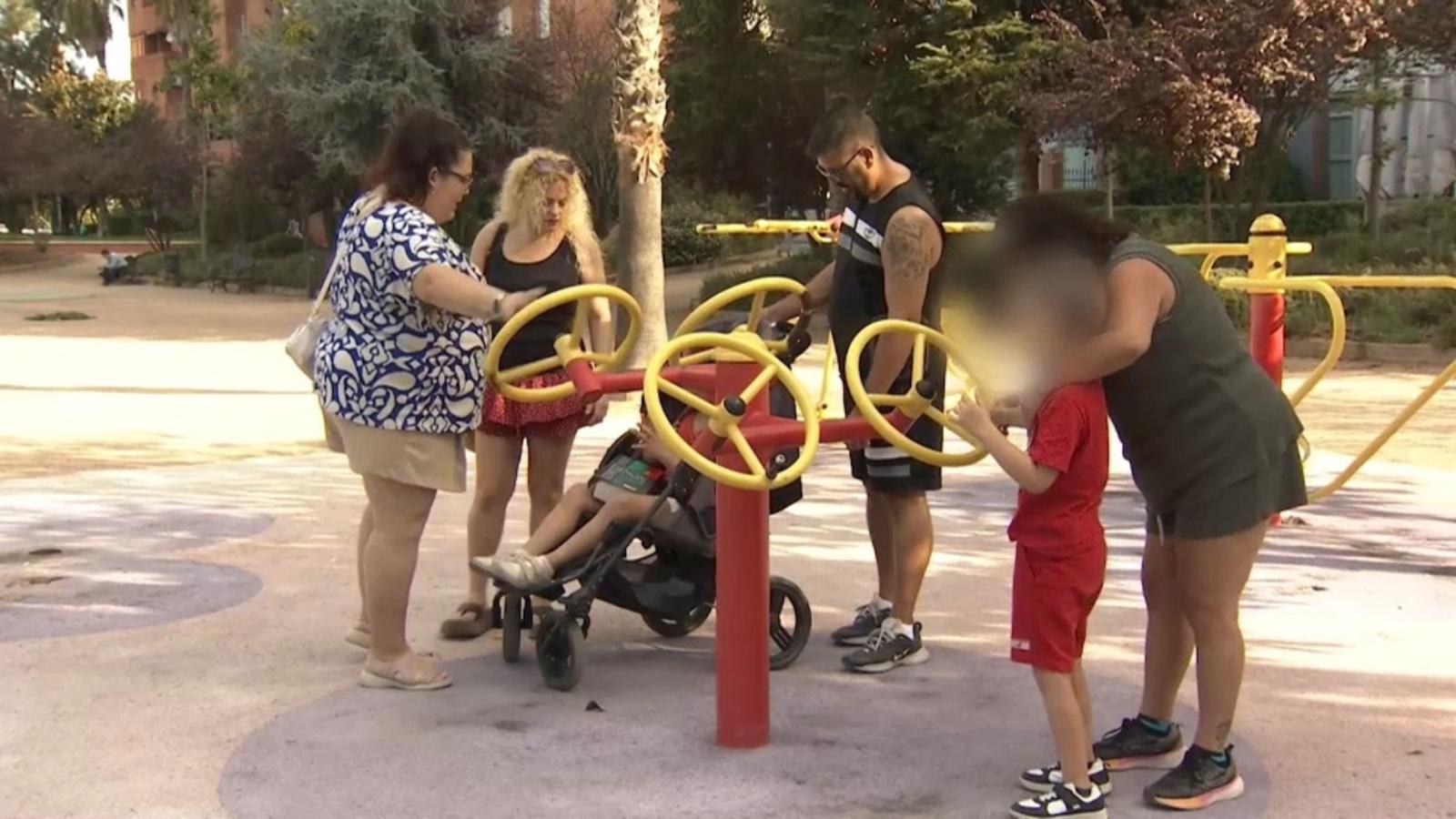 Familias jugando en el parque con sus hijos con autismo.